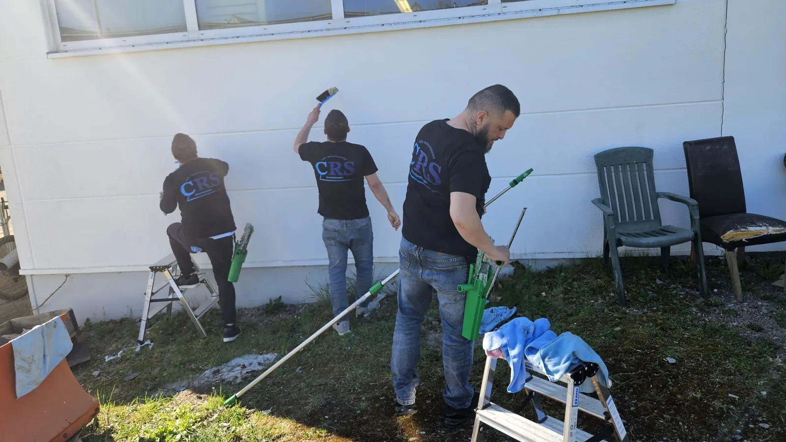 CRS-Team bei der Reinigung einer Außenfassade