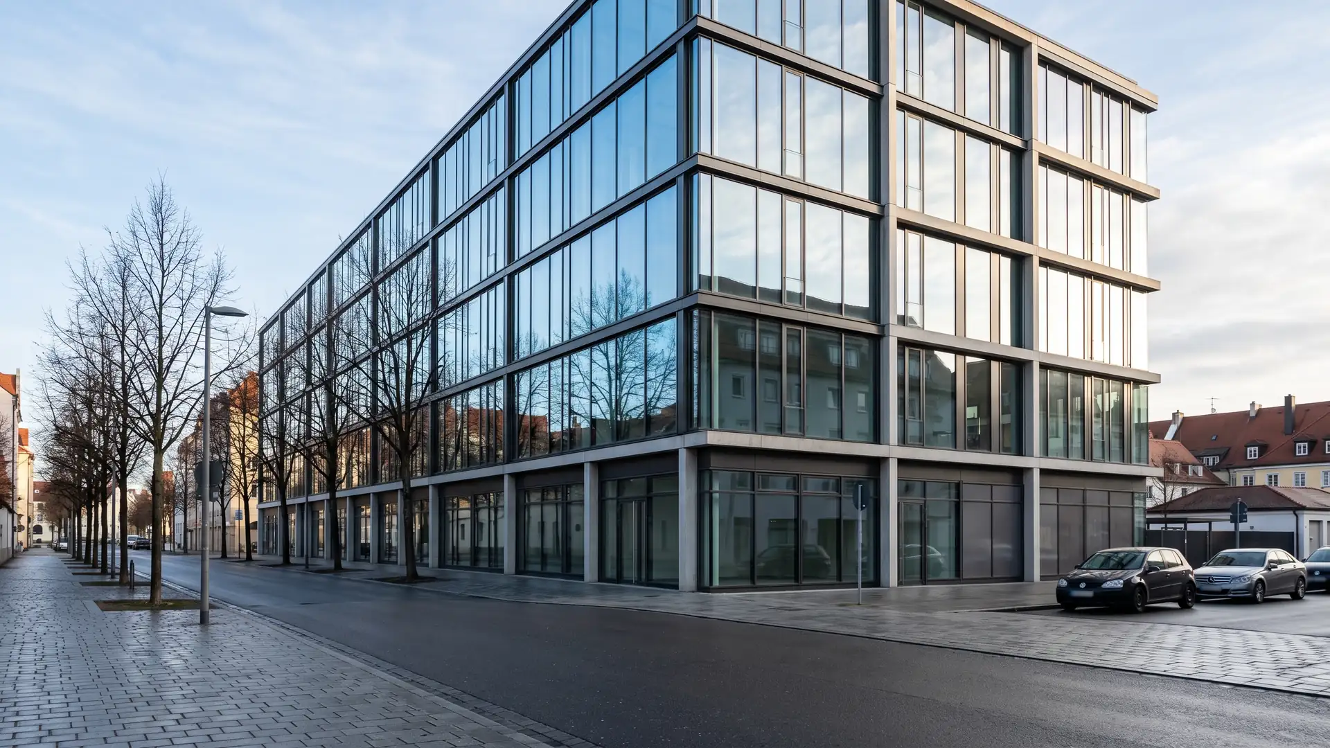 Modernes Bürogebäude mit großer Glasfassade
