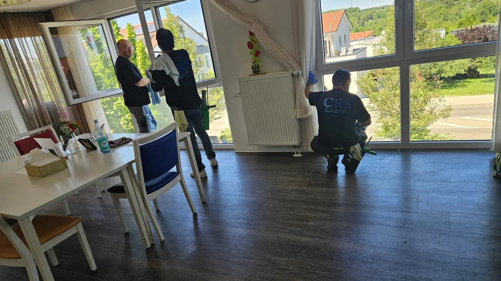 CRS-Team bei der Unterhaltsreinigung in einem Aufenthaltsraum