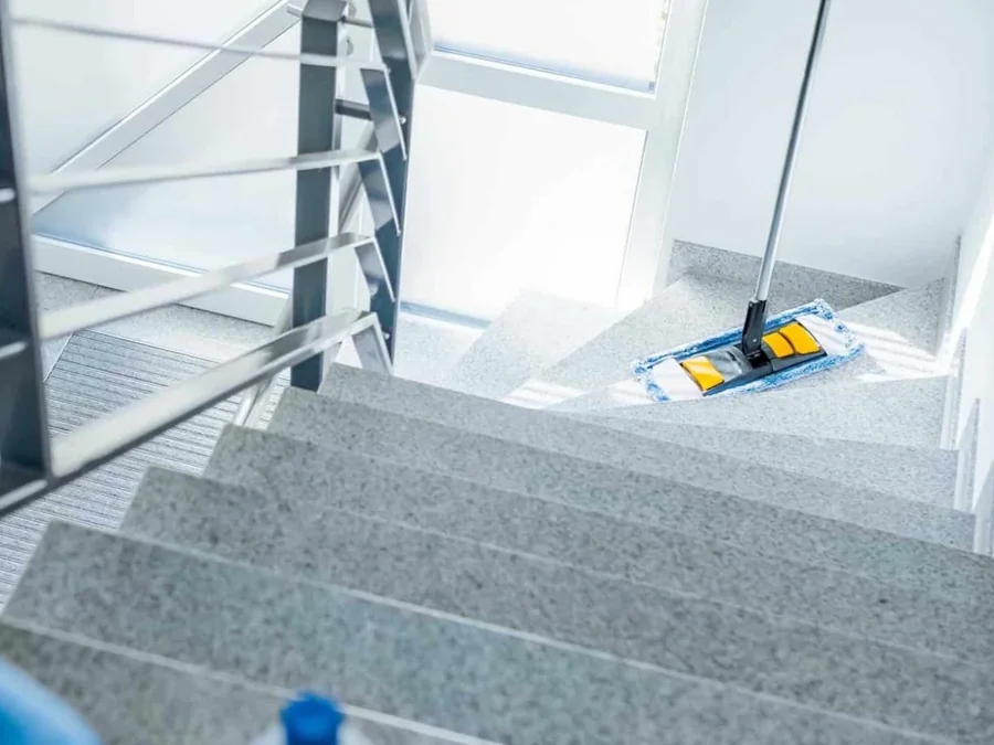 Sauberes Treppenhaus einer Wohnanlage