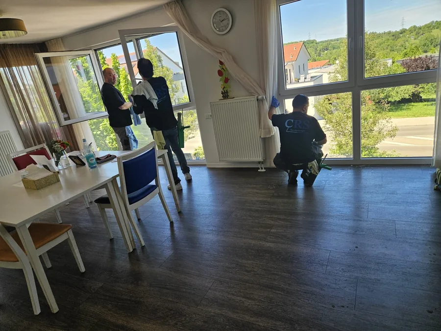 Zwei CRS-Mitarbeiter bei der Unterhaltsreinigung in einem Aufenthaltsraum